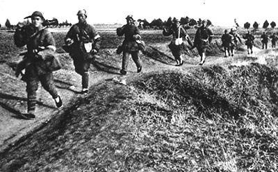 1947年春，莱芜战场，上千支美式冲锋枪散落战场，饥渴的华东野战军却陷入了抉择：