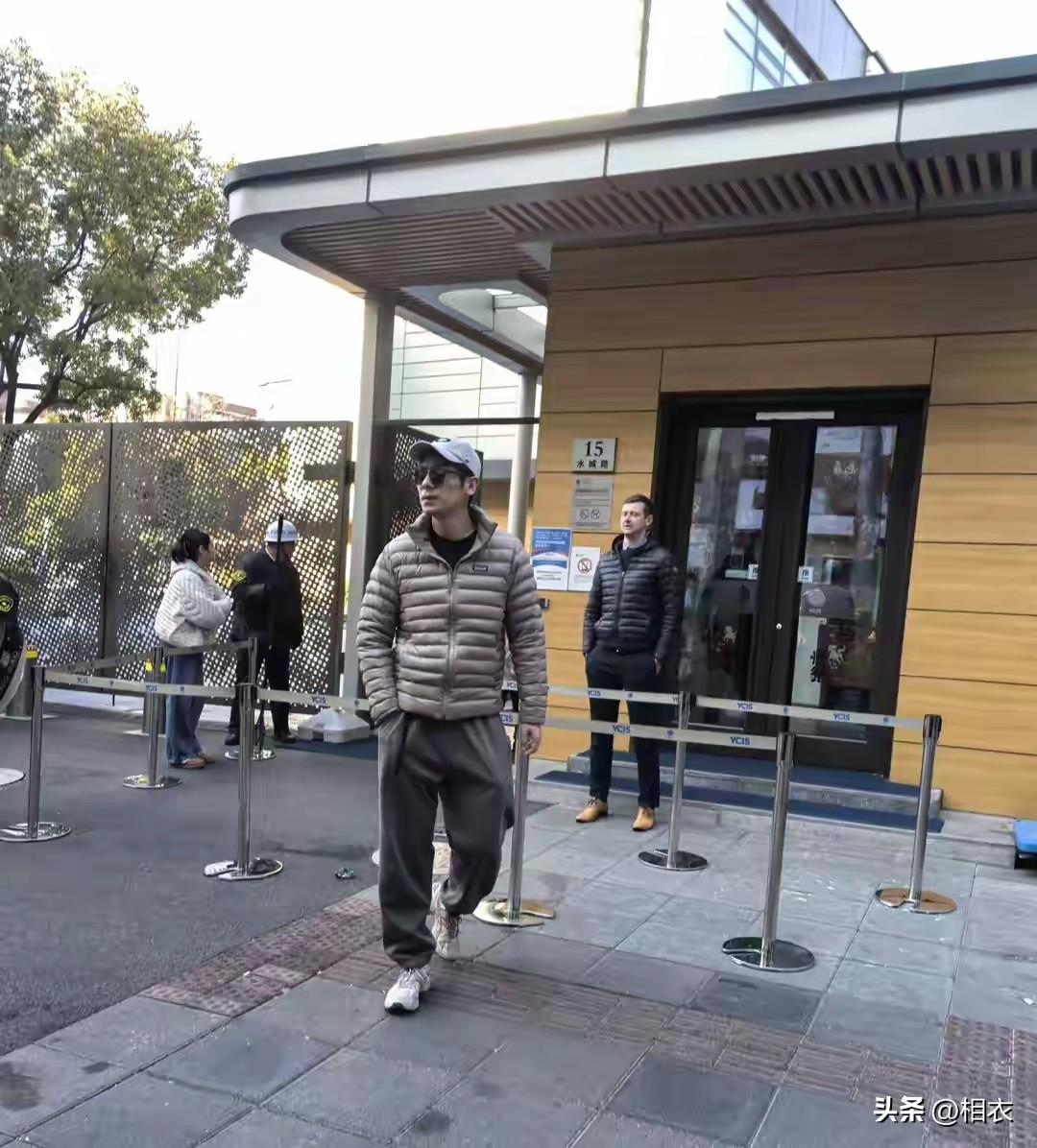 朱亚文在水城路逛街被人拍到了，
他一只手插在裤兜里慢悠悠地走，
穿得特别简单，但