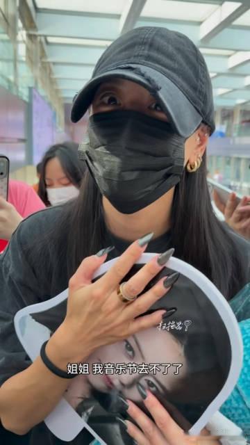 江语晨抓代拍对付代拍自有一套巧妙办法，不撕破脸但态度强硬，拒绝无底线的贴身拍摄。