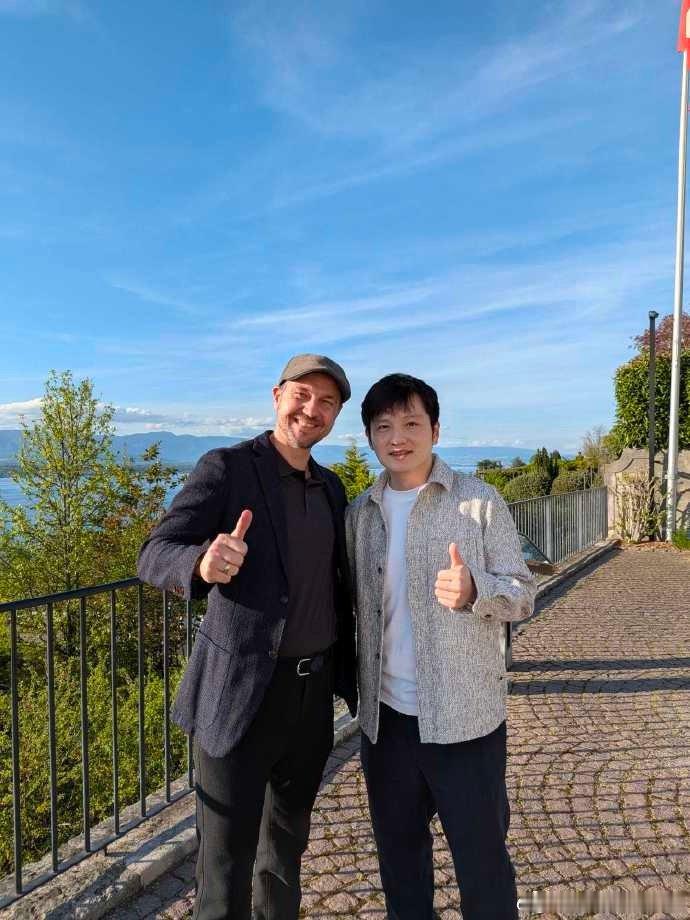 【波尔晒与樊振东日内瓦合照】4月18日，发博晒与樊振东合照，“阳光正好☀️和好兄