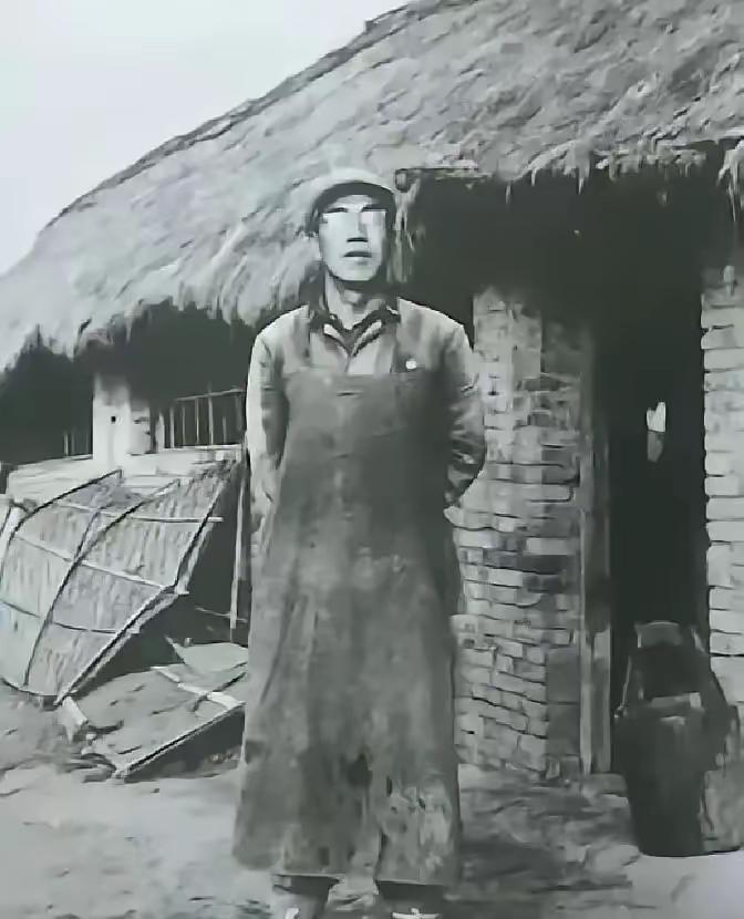 1947年，一个地主，半夜摸进柴房，对着一个被捆着的地下党，不说废话，匕首“噌”