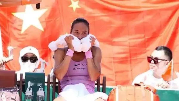 郑钦女遭遇法网一日游。
           5月25日，法网赛场传来失利消息，