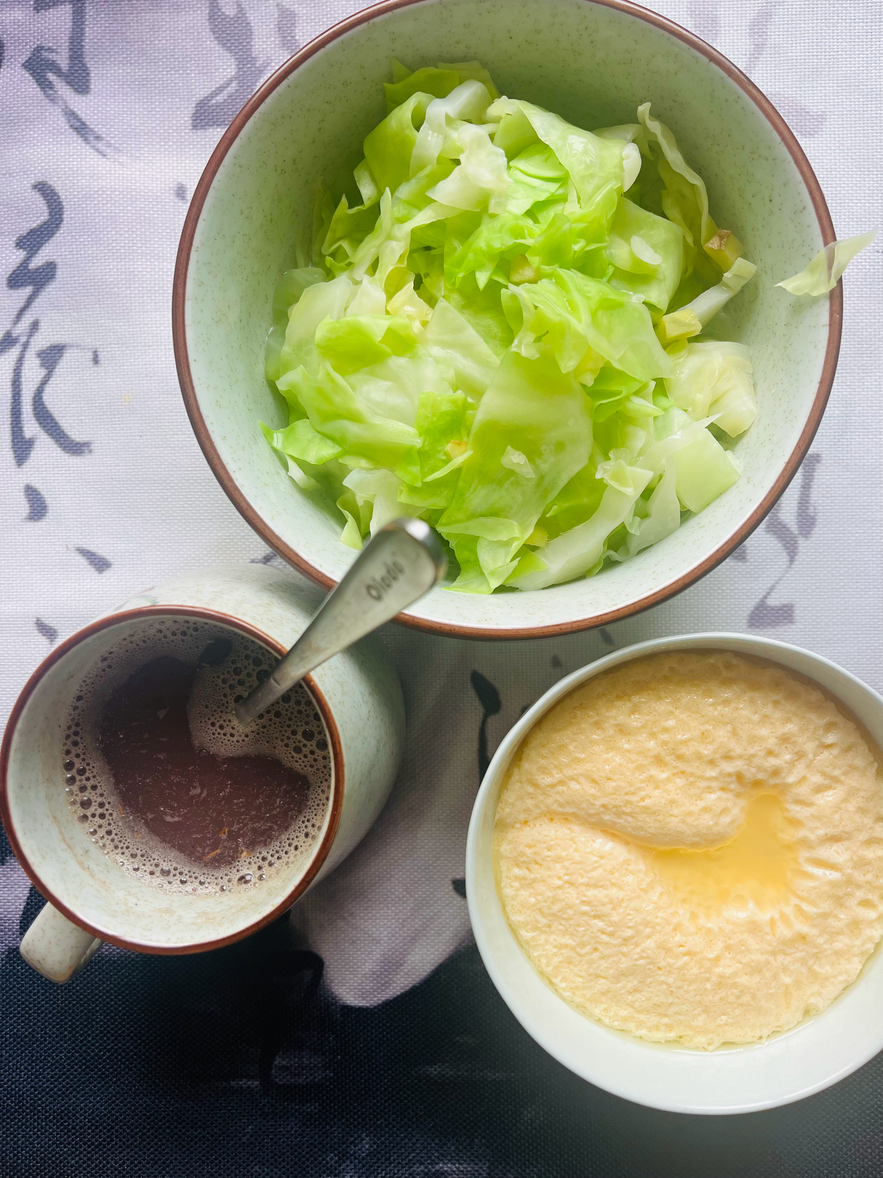 人生四十学吃饭，黄昏白云开窗看。不怕骨龄过八十，营养已补一月半。        