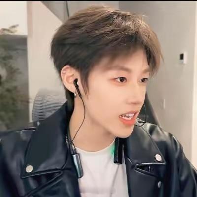 韩汶栩宣布恋情韩汶栩勇敢官宣，是对感情负责，也是对粉丝坦诚。我们爱过他的阳光、他