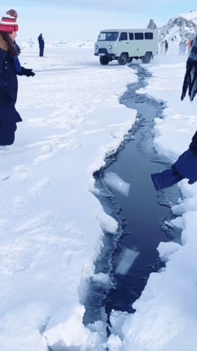 这是17号网友拍到的贝尔加湖上的裂缝，已经很大了，20号就是在这条裂缝发生了坠湖