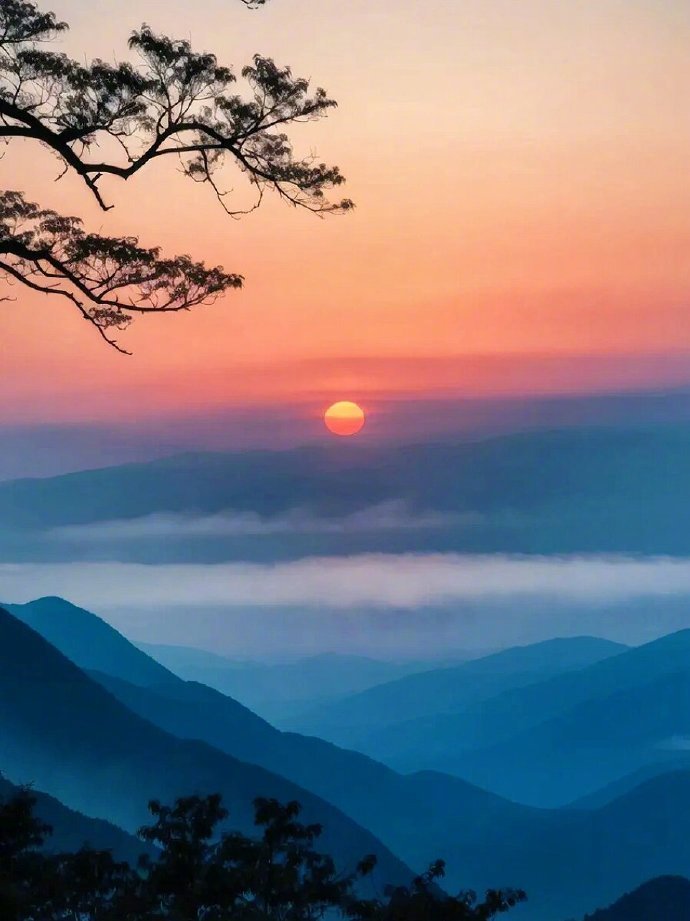 “晚霞穿云过，晨晖破雾开” 