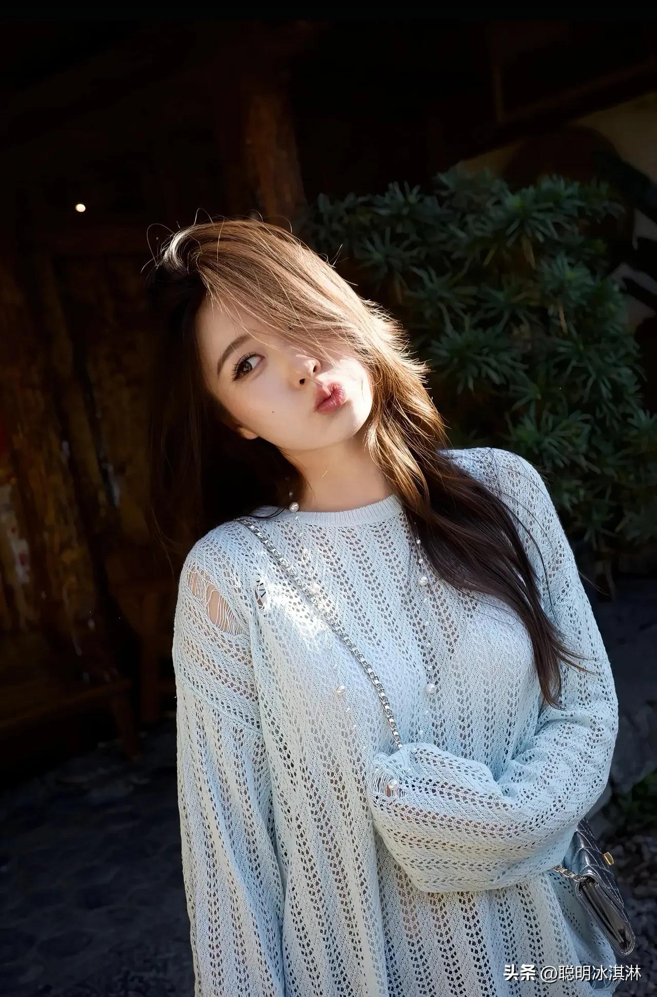 阳光下的女孩，
笑容如夏日清风，
散发着自然的魅力！  
每一个瞬间，都是生活最