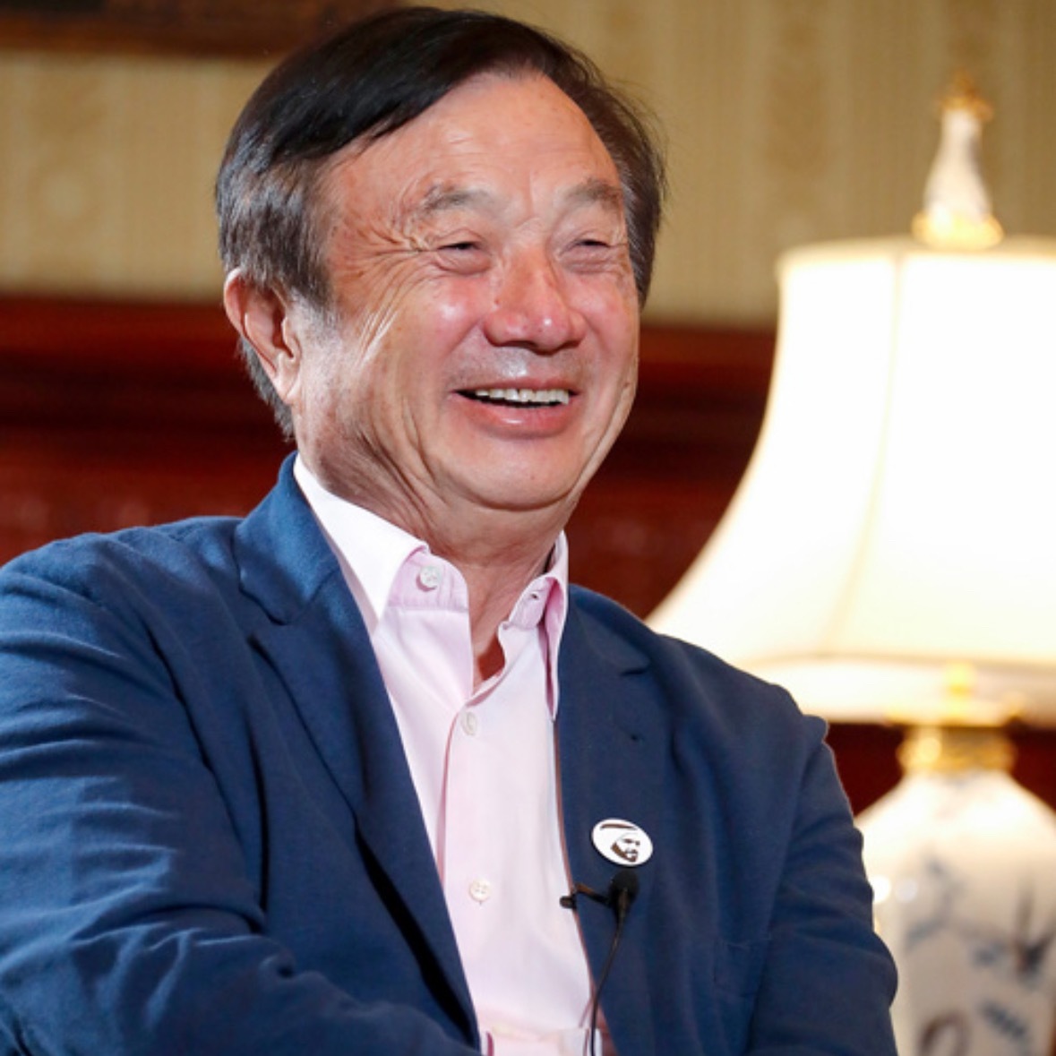 官网的简介，一个传达的是搞技术，一个传达的是干事业，很微妙。 ​​​