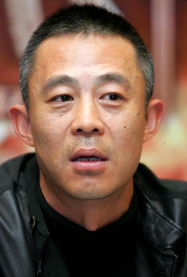 [微风]这个世界最搞不懂的人就是侯勇了。明明自己都58岁了，居然和三婚妻子生了个