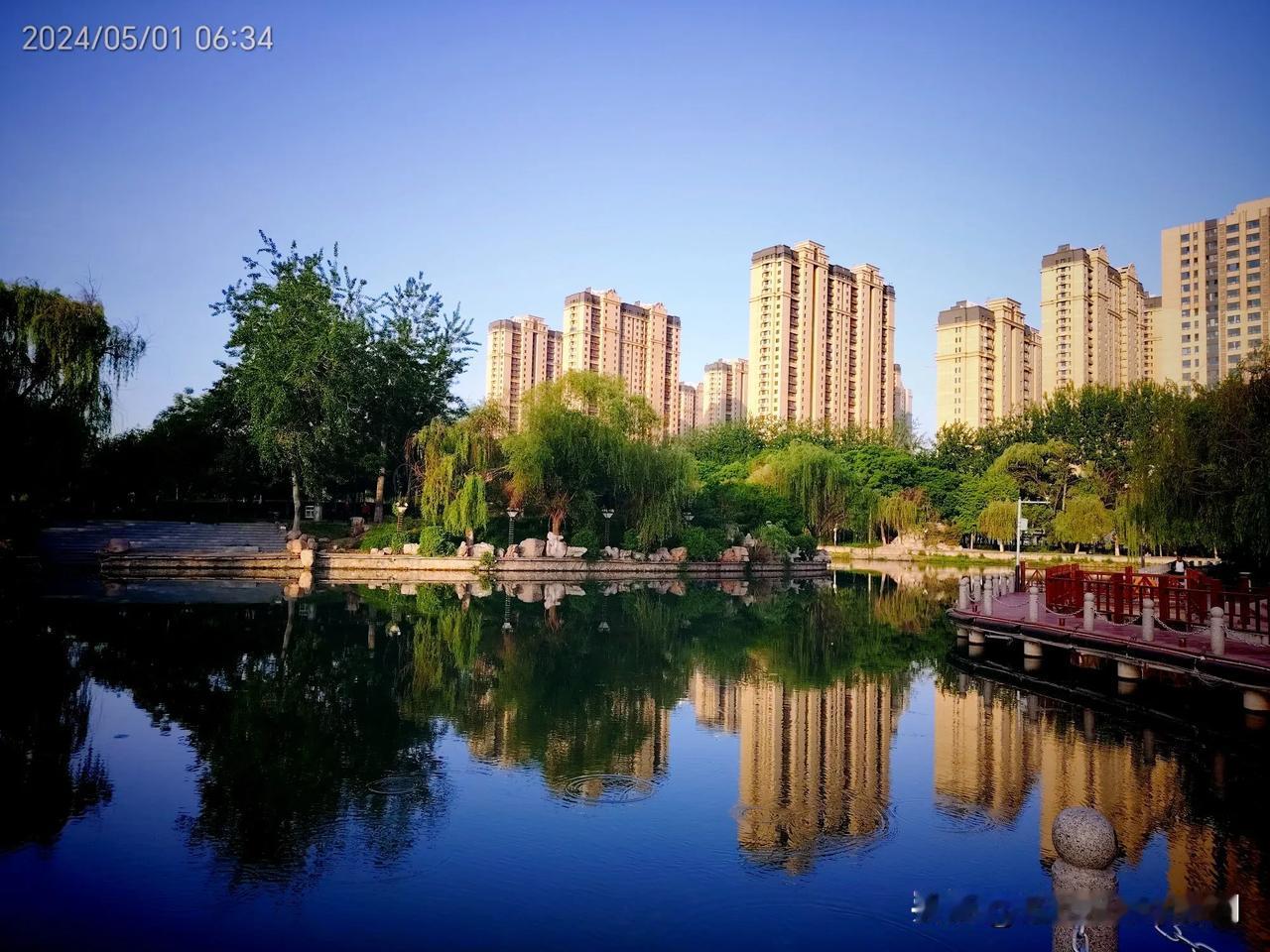 #上联：贫在闹市无人问，下联怎么对#
贫在闹市无人问，
富居孤村有客临。
