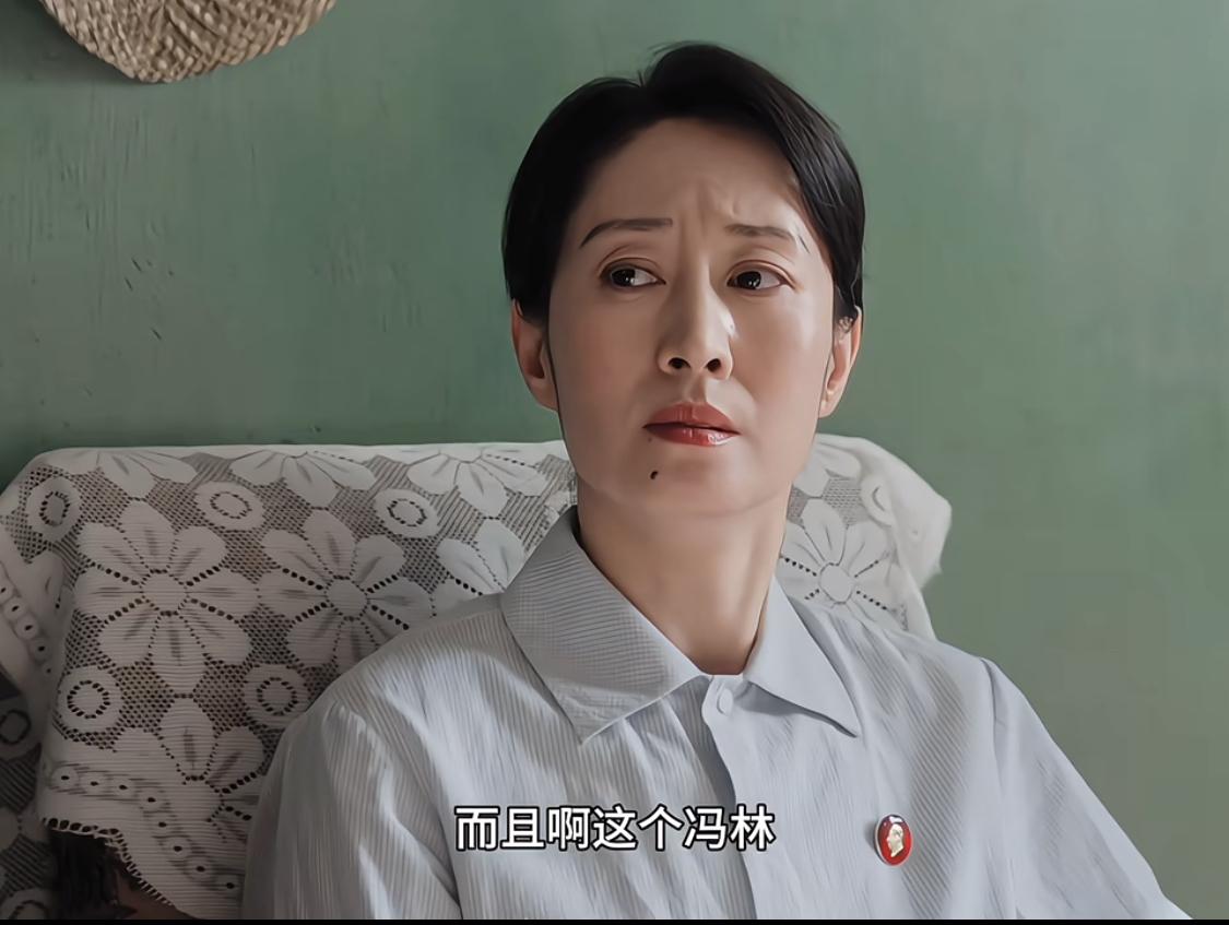 许红旗看着冯琳举报这个举报那个，没想到有一天自己也会被举报……

费霆的岗位让出