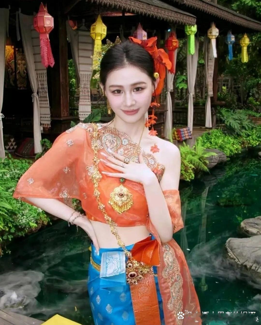 金靖这眼睛大到好怪 