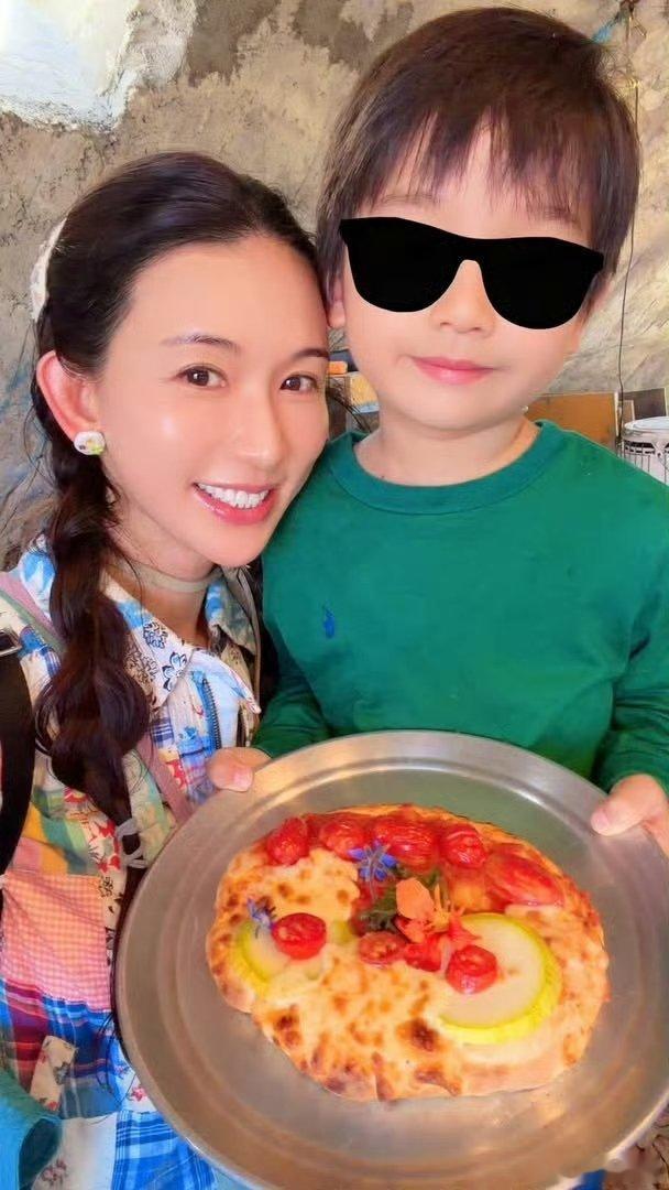 林志玲4岁儿子正面照林志玲儿子都长这么大了林志玲4岁儿子正面照，肉嘟嘟的小脸加上