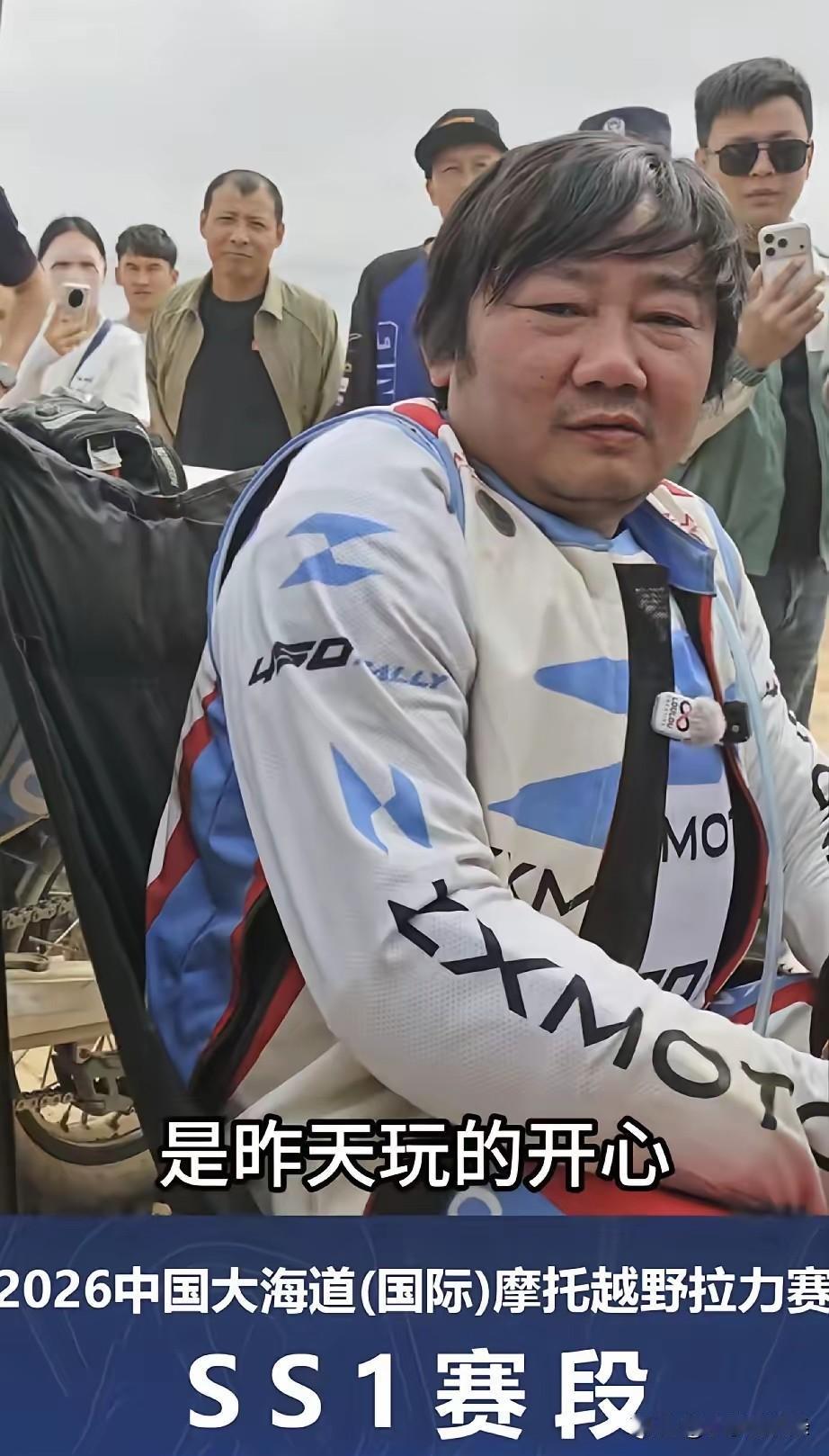 见过不少老板，
一天到晚守在办公室。
盯着打卡，盯着员工一举一动，一点小事都要反