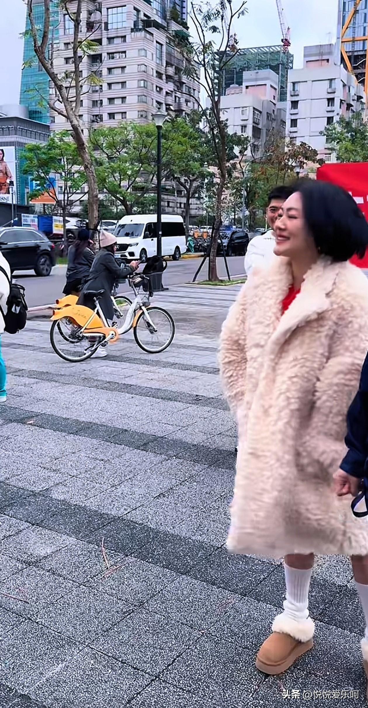 有网友在大街上偶遇小S，很平易近人，没有一点架子，和网友打照顾，给网友签名，红白