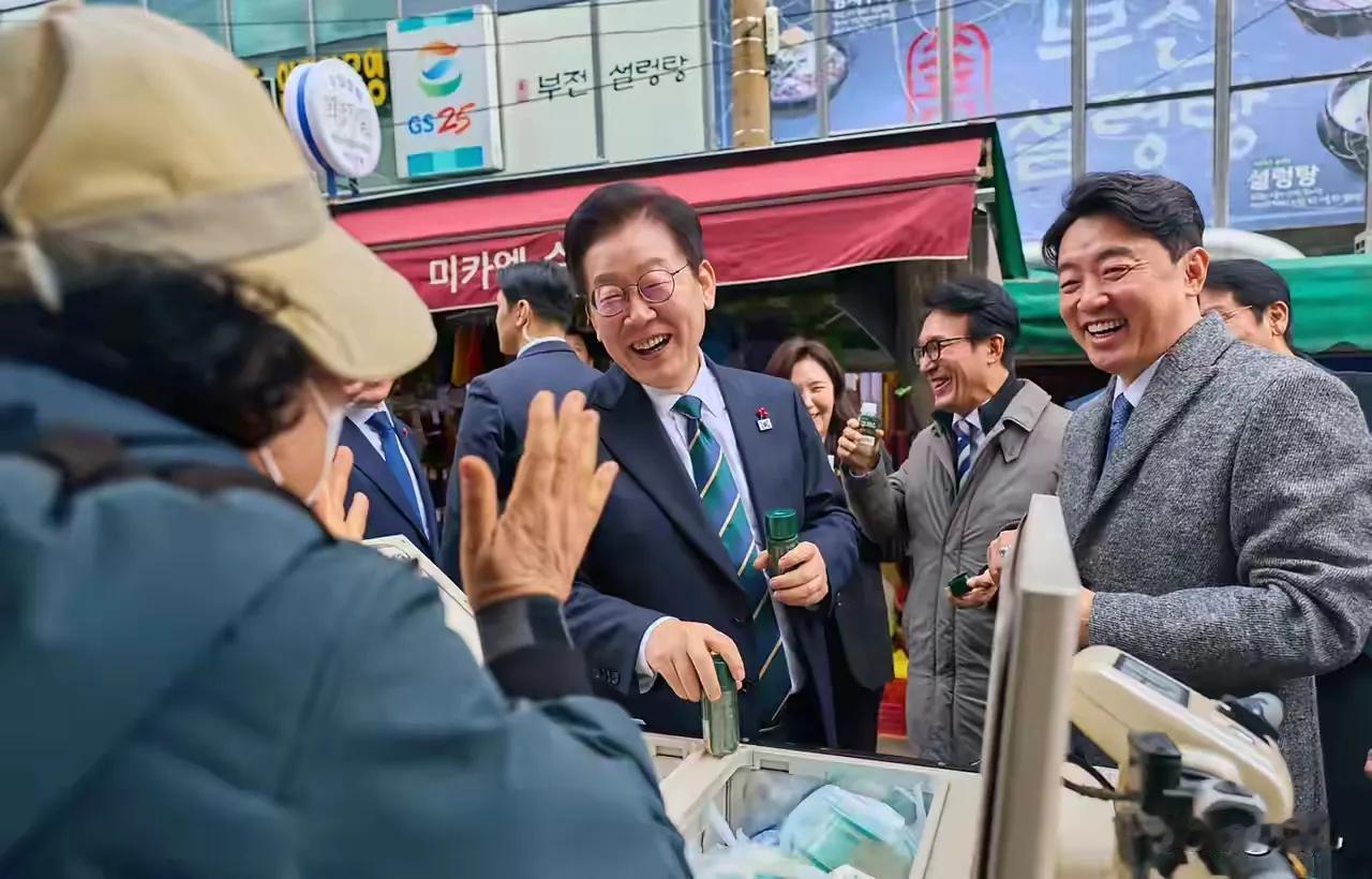 李在明又去下馆子了，这次他带着总理金珉锡，秘书室长姜勋植，外交部长赵显等人，他们