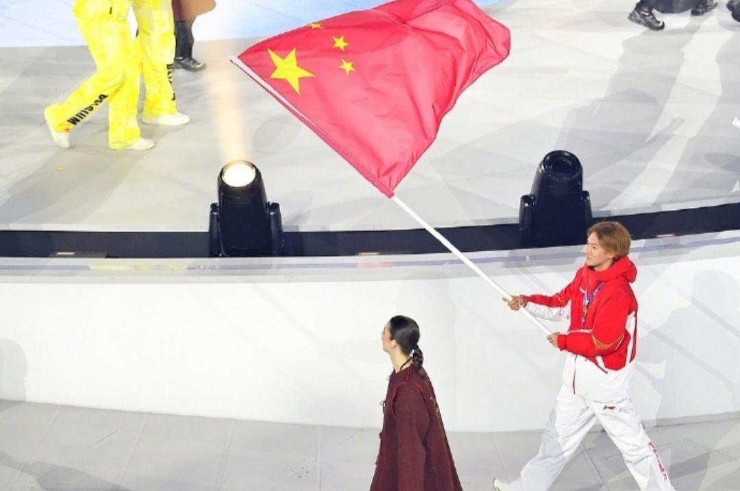 在2026年2月22日的米兰-科尔蒂纳冬奥会闭幕式上，中国体育代表团以鲜艳的中国