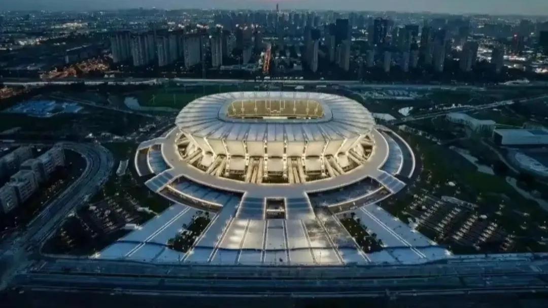 央视频弃播国足转播苏超，球迷热议！

6月5日，央视频宣布暂停直播国足赛事，转而