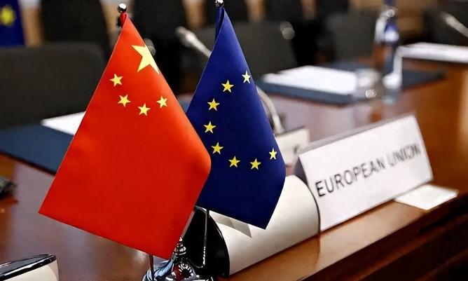如果你发现一个邻居被恶霸欺负得颜面尽失，不仅不敢还手，反而转过头去把气撒在另一个