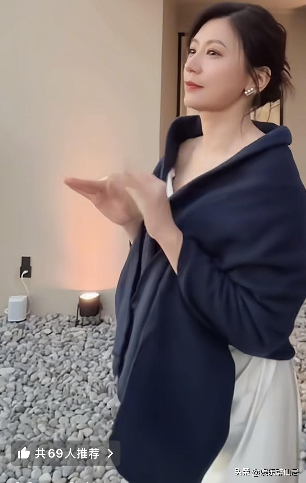 贾静雯一身的松弛感真是让人放松呢，感觉她好像没怎么变过，这么多年还是那么年轻！！