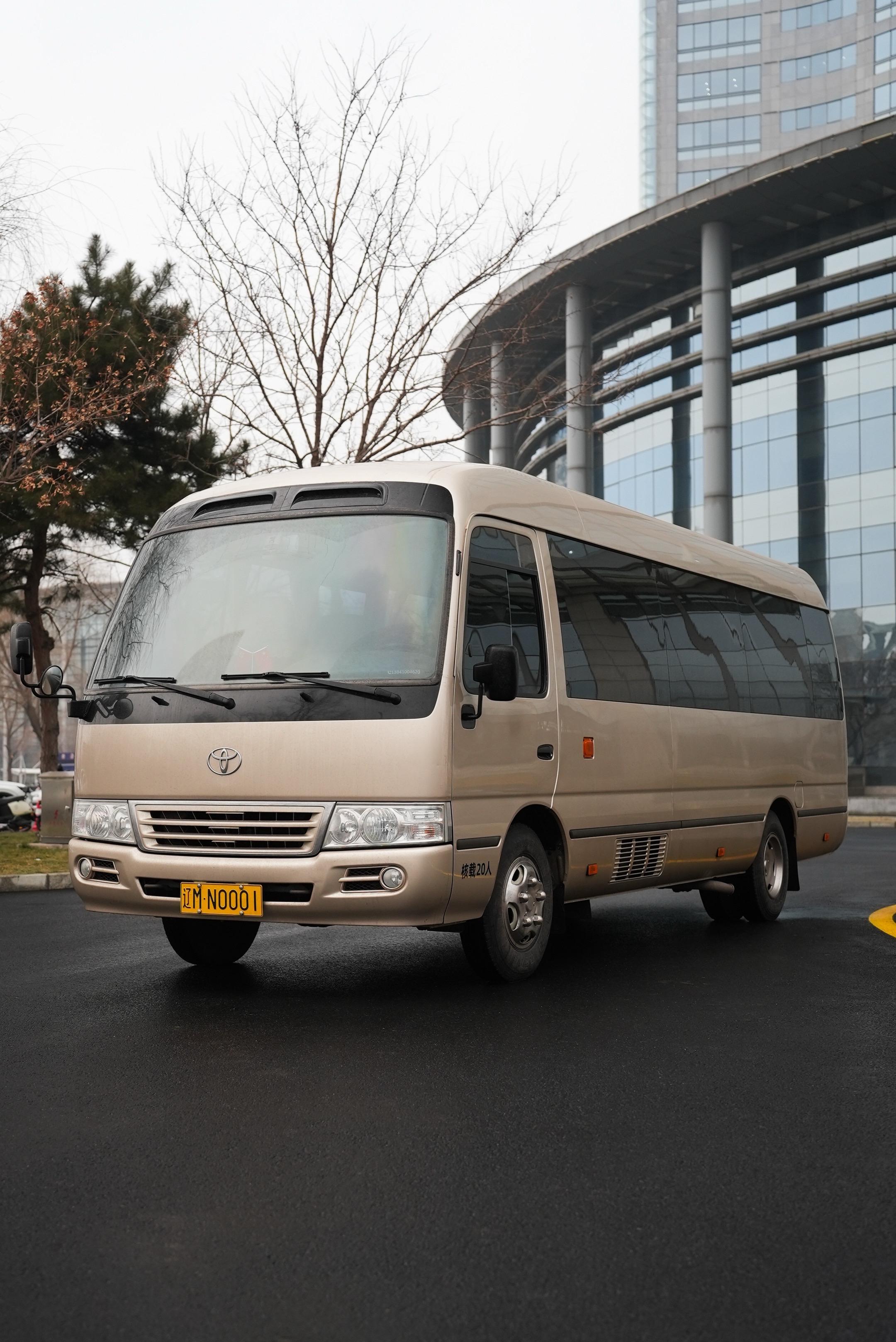 “事业巅峰迈巴赫，人生巅峰考斯特”