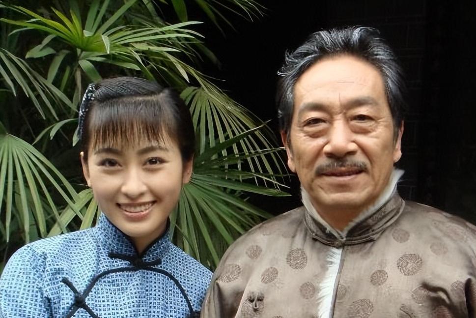 正处于青春期的饶芯语，对学习并没有太大的兴趣。
看着其他学生拿着碟片唱歌，
拿着