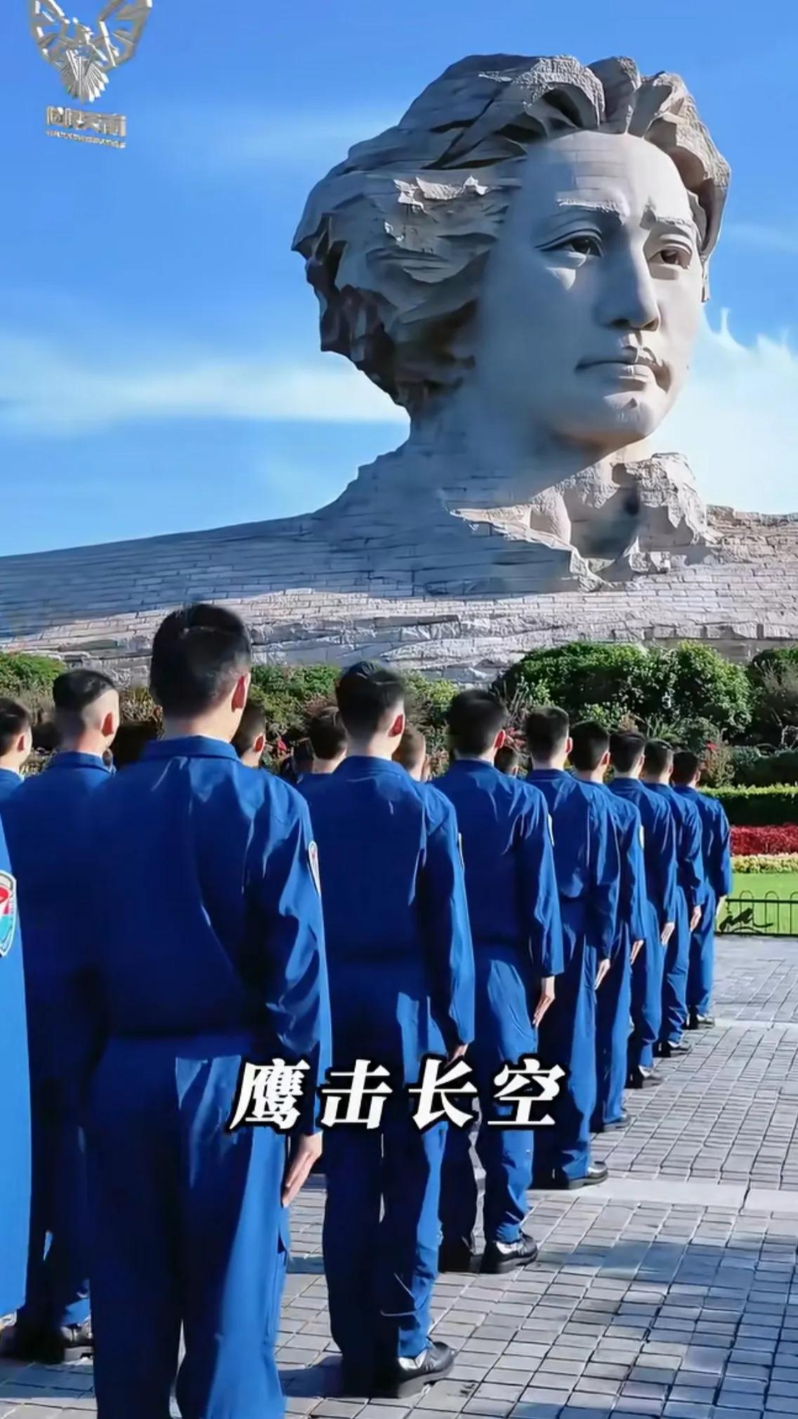 这场面让人动容！空军招收新飞行员，他们来到橘子洲头毛主席雕像前，齐声朗读老人家的