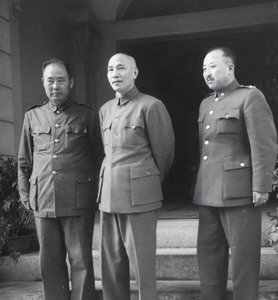 1949年1月初，卫立煌被软禁在南京，黄埔军校校长关麟征前来看望，门口的宪兵不让