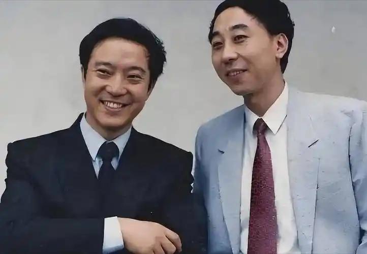 牛群前半生奋力折腾，试图挣脱相声演员的标签，为此牺牲家庭、耗尽财富。晚年回首，名