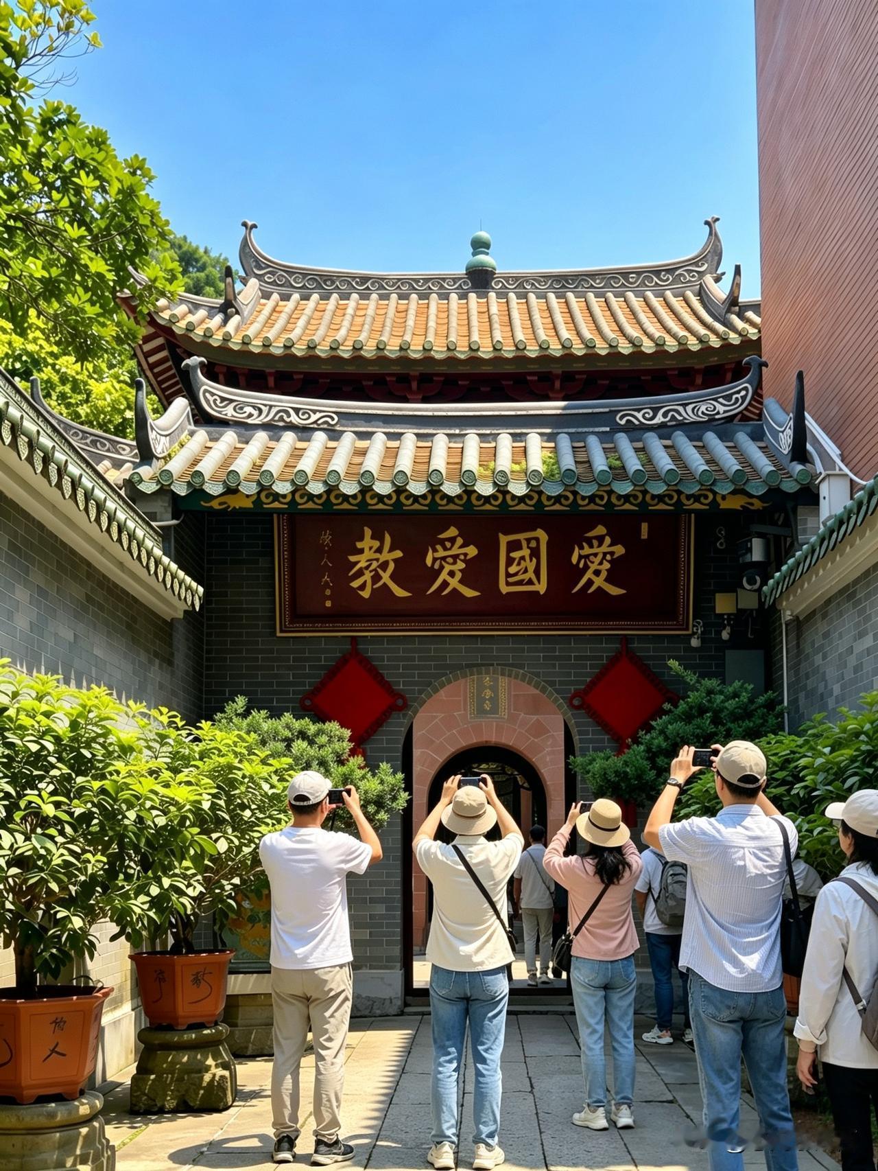 漫步怀圣清真寺，触摸千年海上丝路留下的印记。
红砂岩拱门厚重沧桑，“圣道南矣”牌