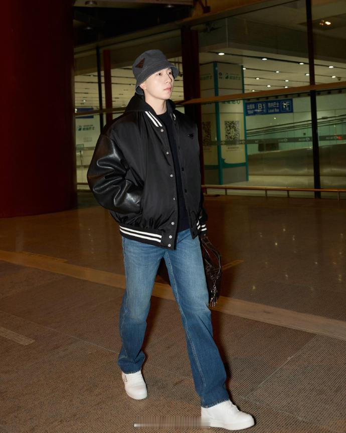 马龙出席米兰男装周  马龙超绝时尚感 这要不认识龙队的，哪知道他是打乒乓球的，这
