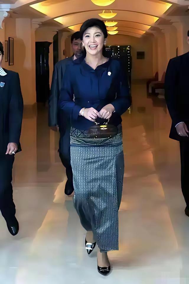 英拉的美，是清迈玫瑰养出的柔和锋芒——高挑清秀、毫无攻击性，却让泰国政坛记住了“
