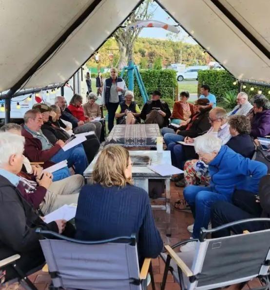 为什么欧洲老人基本上没有什么卧病在床的？
德国从一九九五年开始推行长期护理保险，