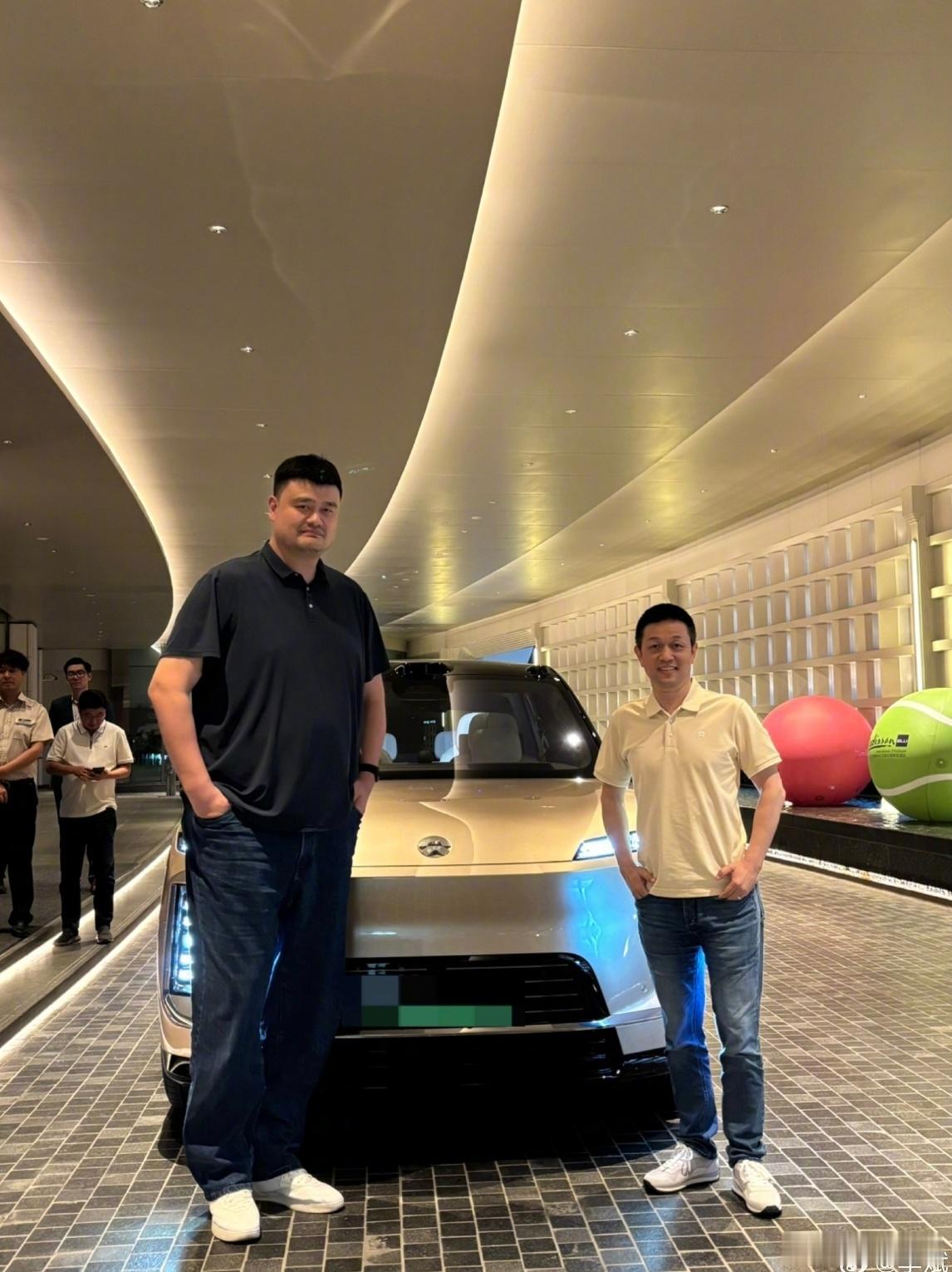 李斌姚明同看总决赛大v聊车 6月5日CBA总决赛G5，上海男篮主场迎战浙江广厦。