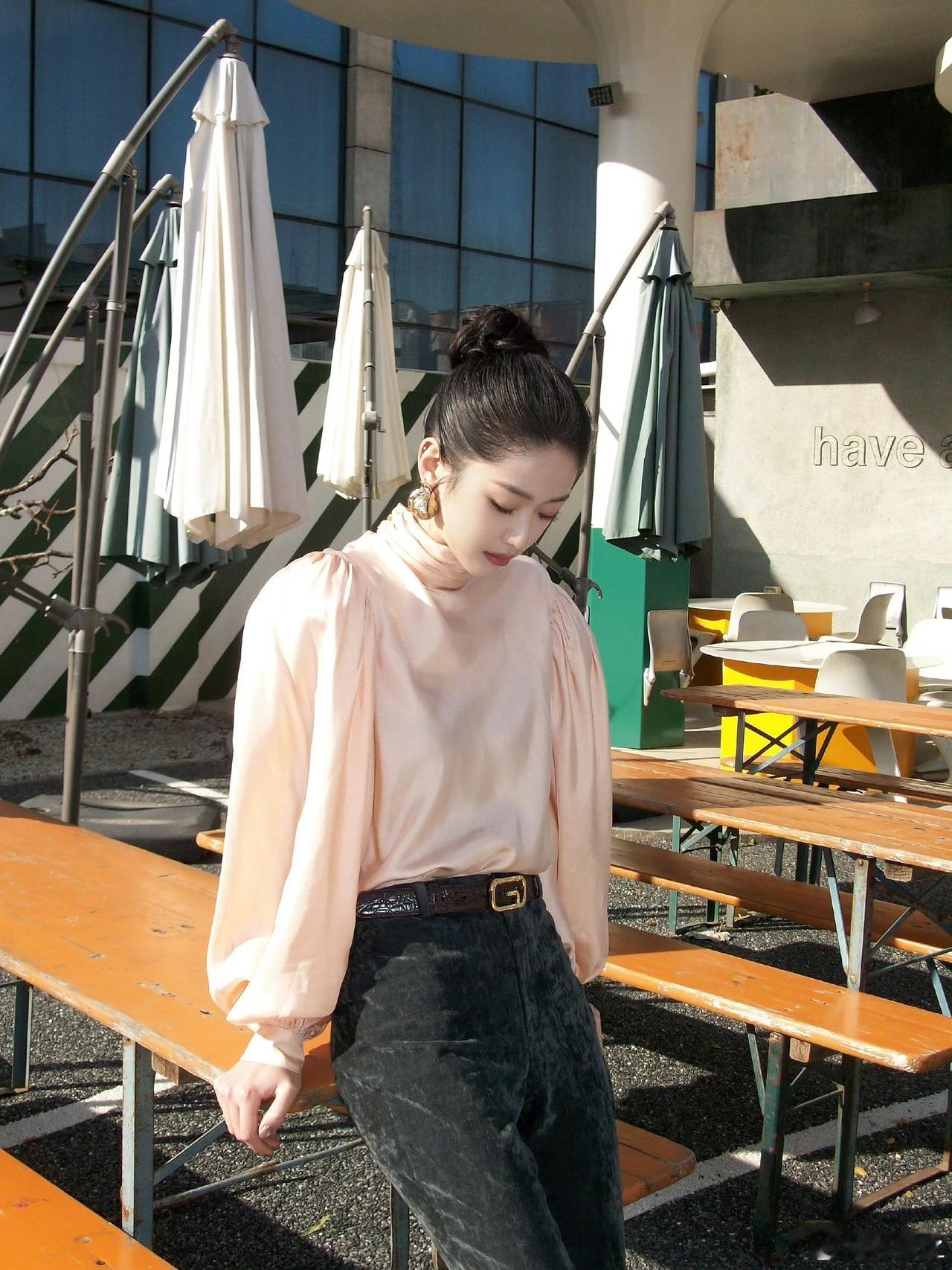 今天是粉色露额头高极大气的向涵之[飞吻]
娱乐