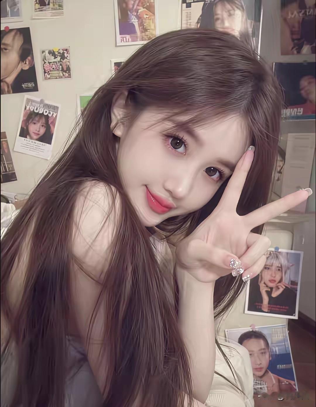 夫妻到底是什么，
年轻的时候吵吵闹闹，
中年时候上有老下有小，
各忙各的，老了老