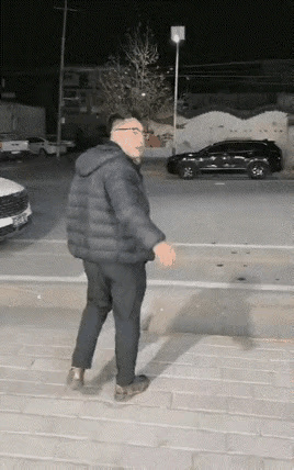 男子喝多了打电话让老婆来接，他一边摇摇晃晃的走向自家的车，一边和朋友挥手告别。没