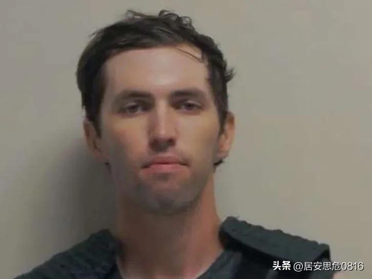 突发新闻：查理·柯克刺杀案嫌疑人泰勒·罗宾逊的收押照片被公布。