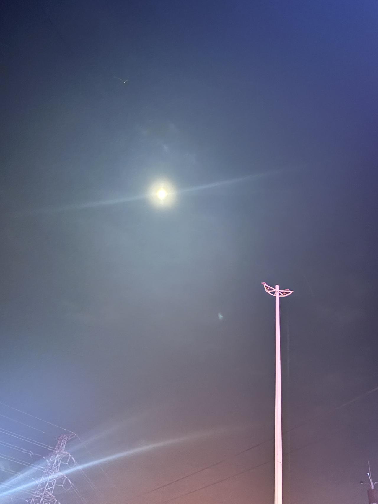 明月几时有
把酒问青天
不知天上宫阙
今夕是何年