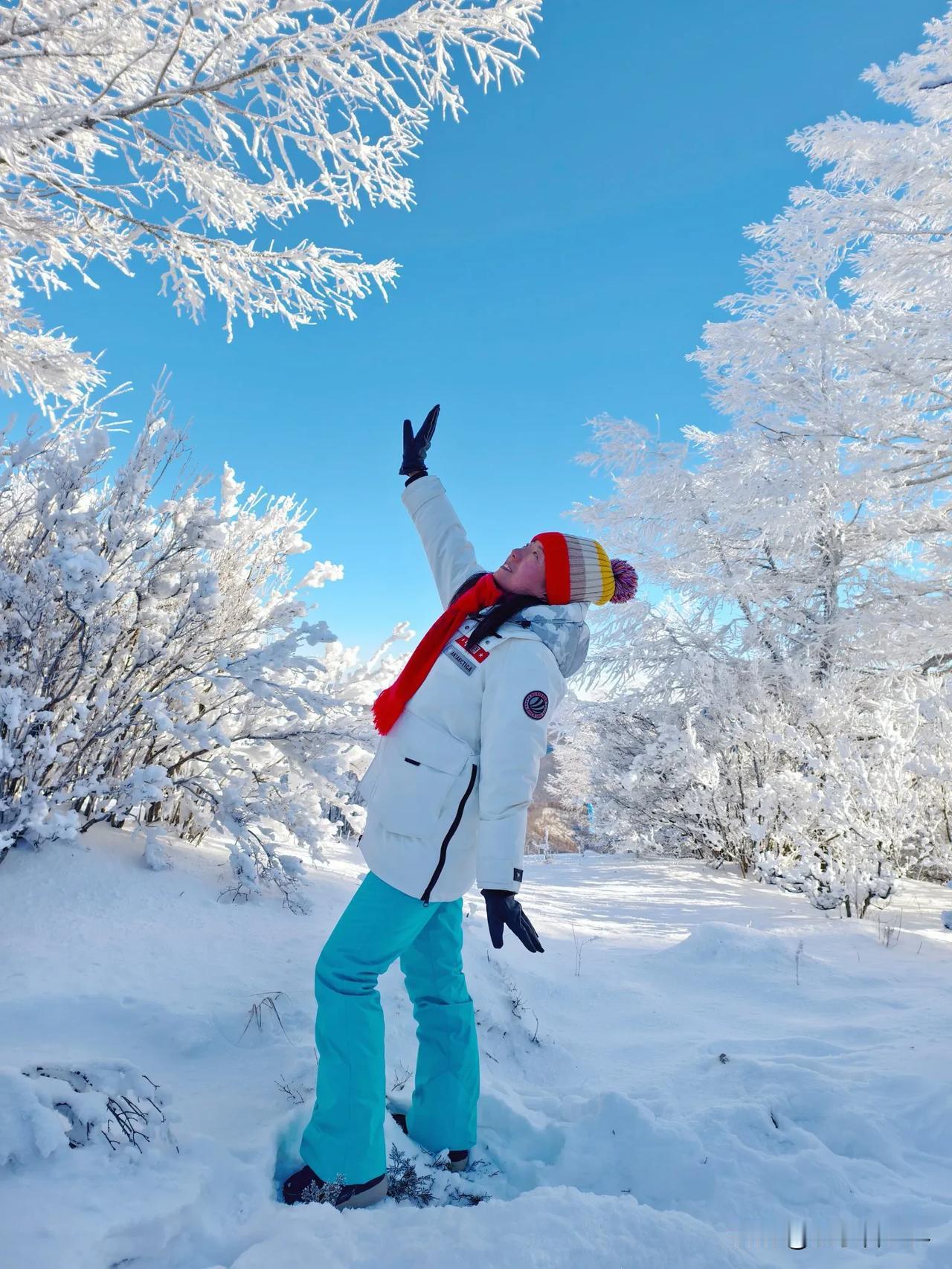 冬天， 风吹过，雪花舞动，阿尔山瞬间变成了银白色的童话世界，每一幕都满载着大自然