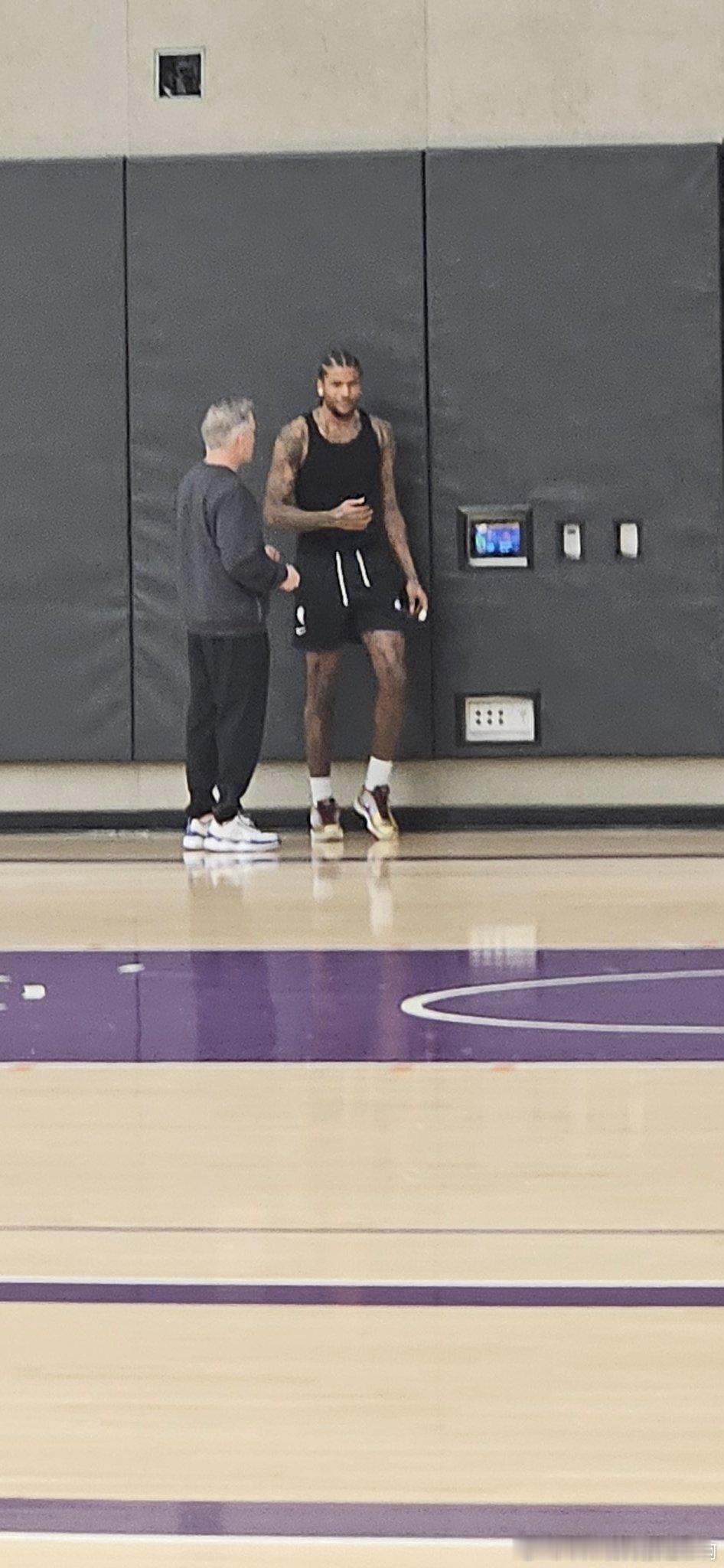 菲尼克斯太阳  VS篮网赛前，杰伦格林和太阳总经理格雷戈里在场边聊天 