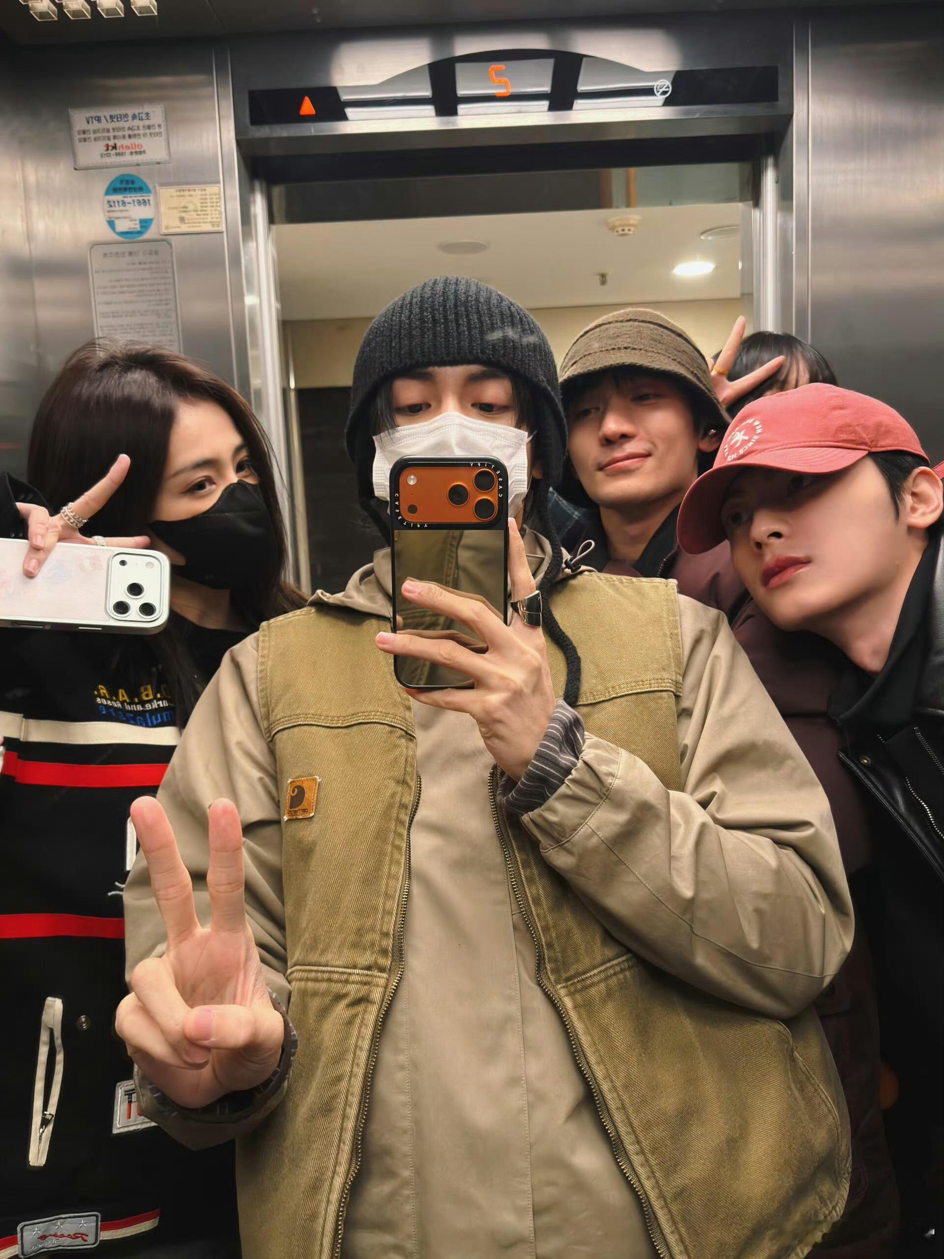 白鹿、曾舜晞、陈鹤一、梁永棋一起出去玩合照白鹿曾舜晞梁永棋陈鹤一团建合照