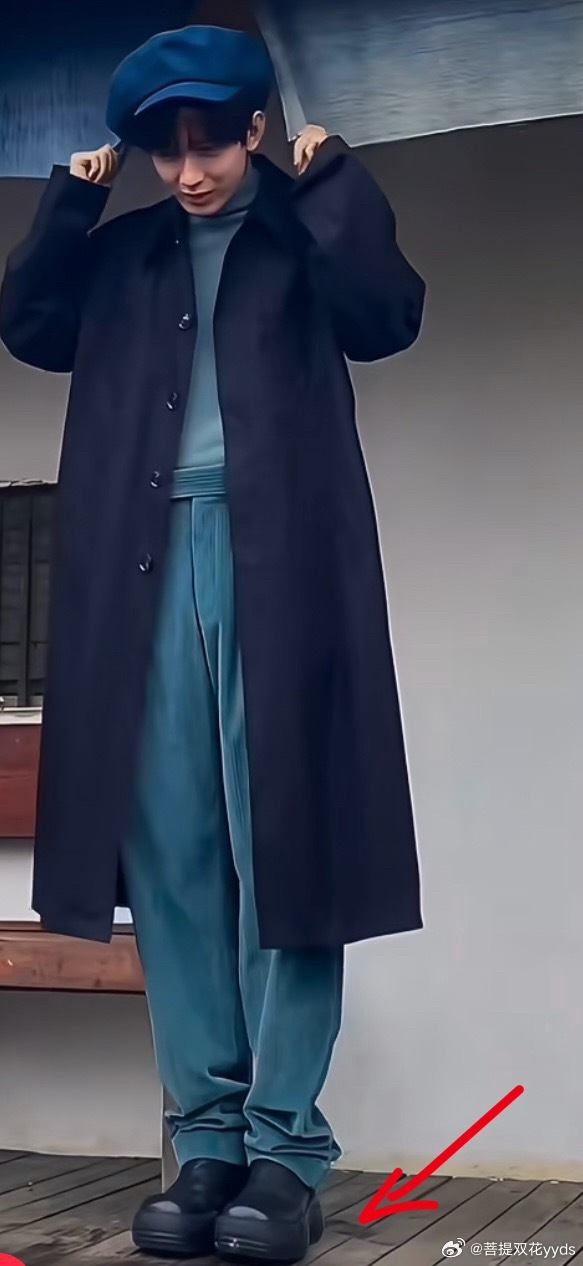 高跟鞋专业户，这双目测15cm