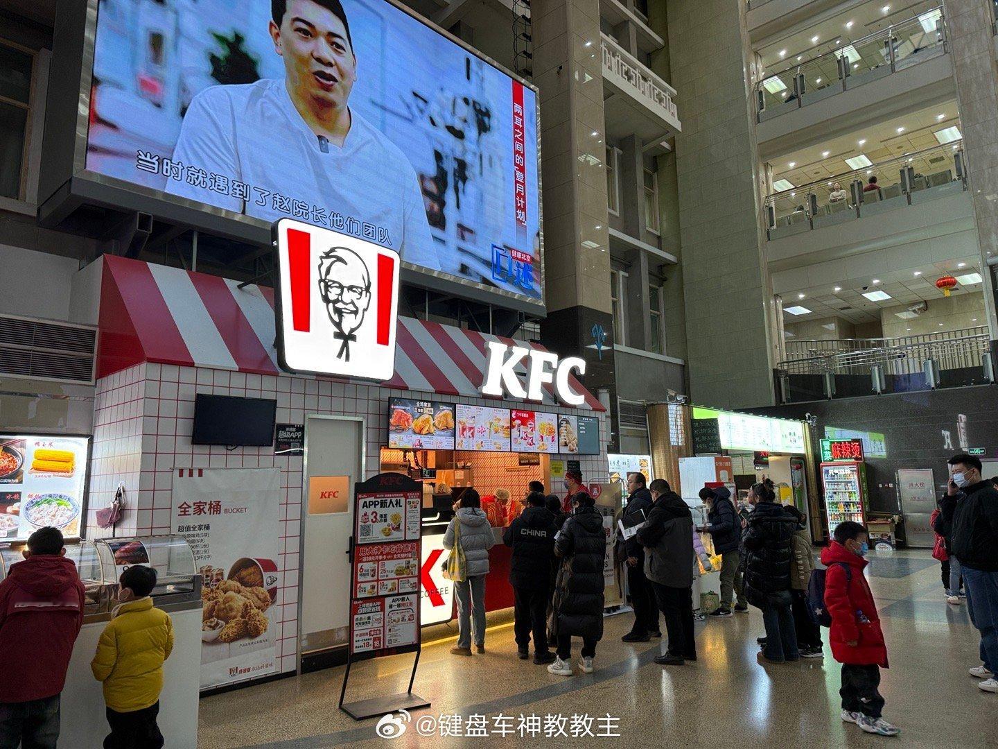 今儿带娃来儿童医院，他又要玩这个幼稚的摇摇车，又要吃KFC还要和我比赛下楼速度。