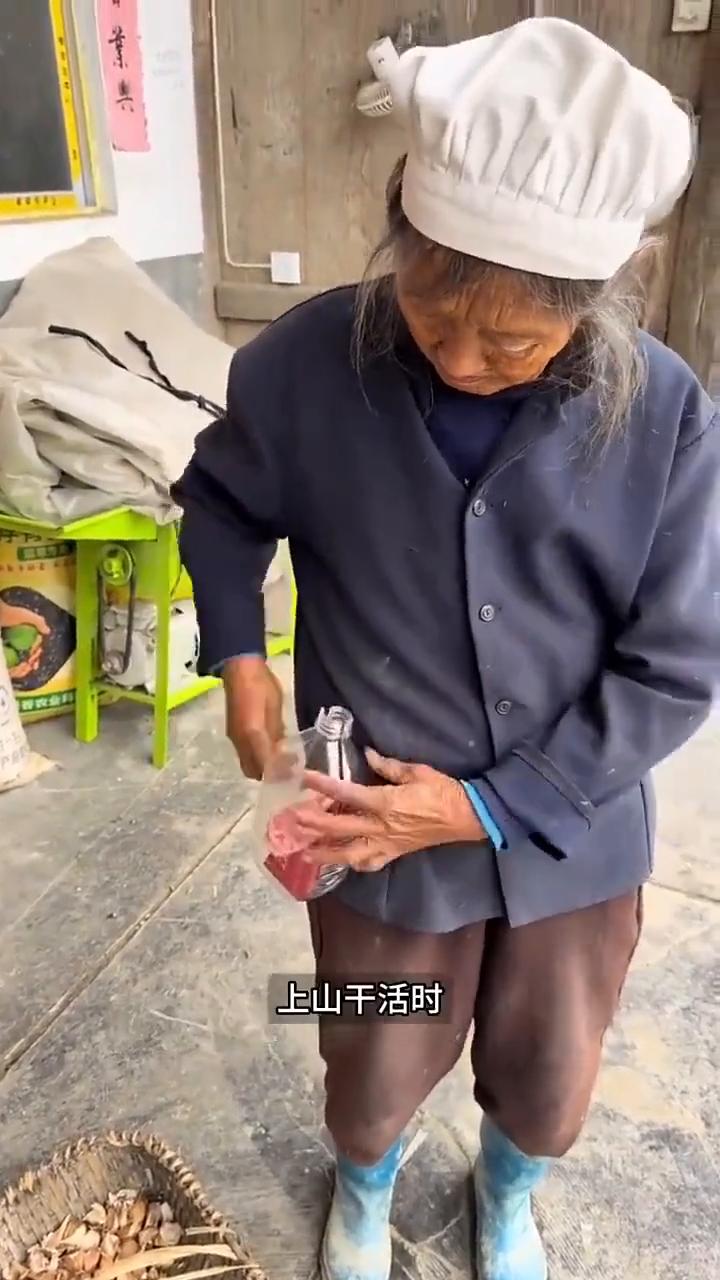 自创喂鸡器。
怪不得姜还是老的辣，原来这位老人家就是最好的例子。上山干活时，他怕