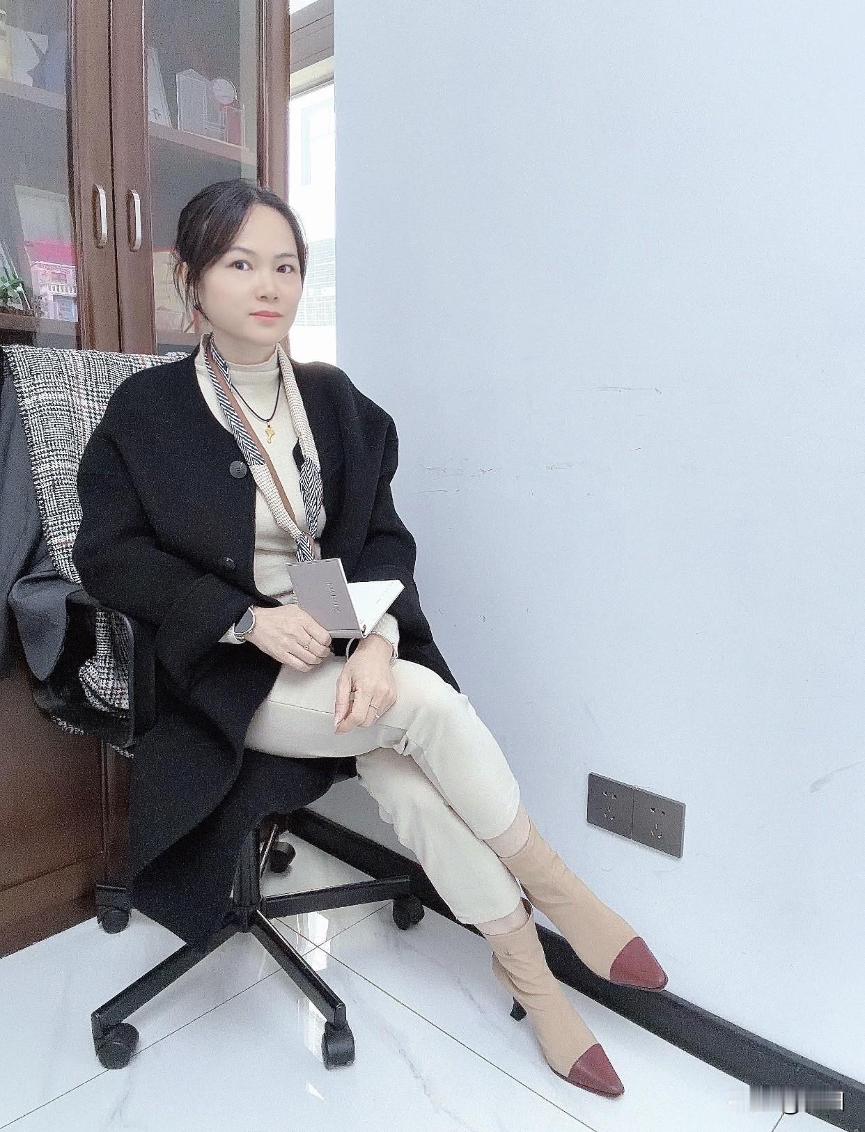 职场女性怎样穿搭提升自己的时尚度小西装外套是经典，增加正式感。