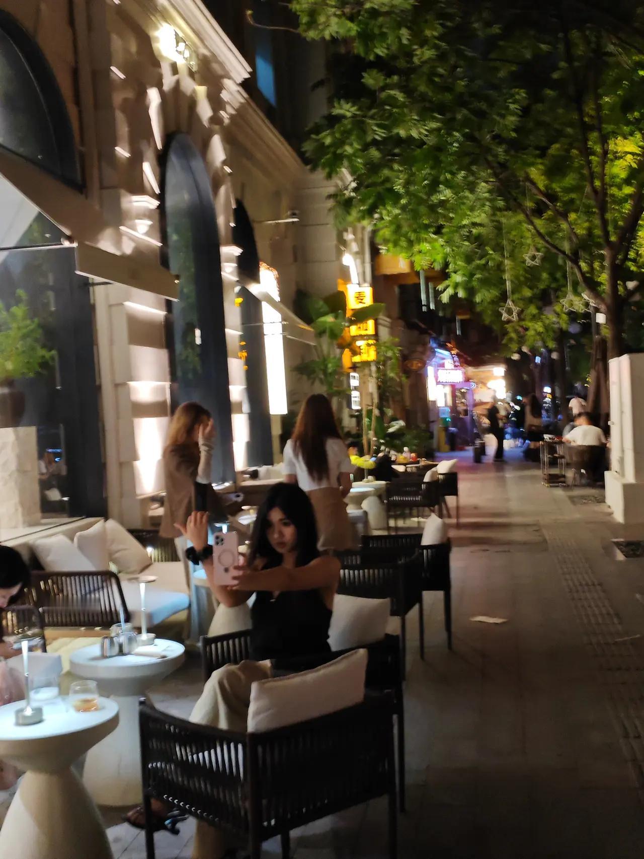 特殊的人文地理，赋予武汉这座城市独特的气质和灵动，登流远眺，长江奔涌东流，武汉三