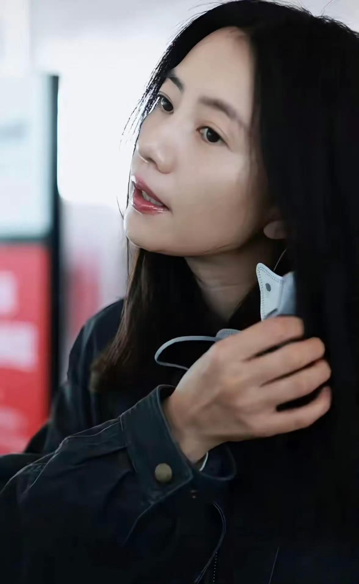 高圆圆现身机场，穿牛仔外套工装裤打扮休闲，无惧素颜直接摘口罩 ​​​