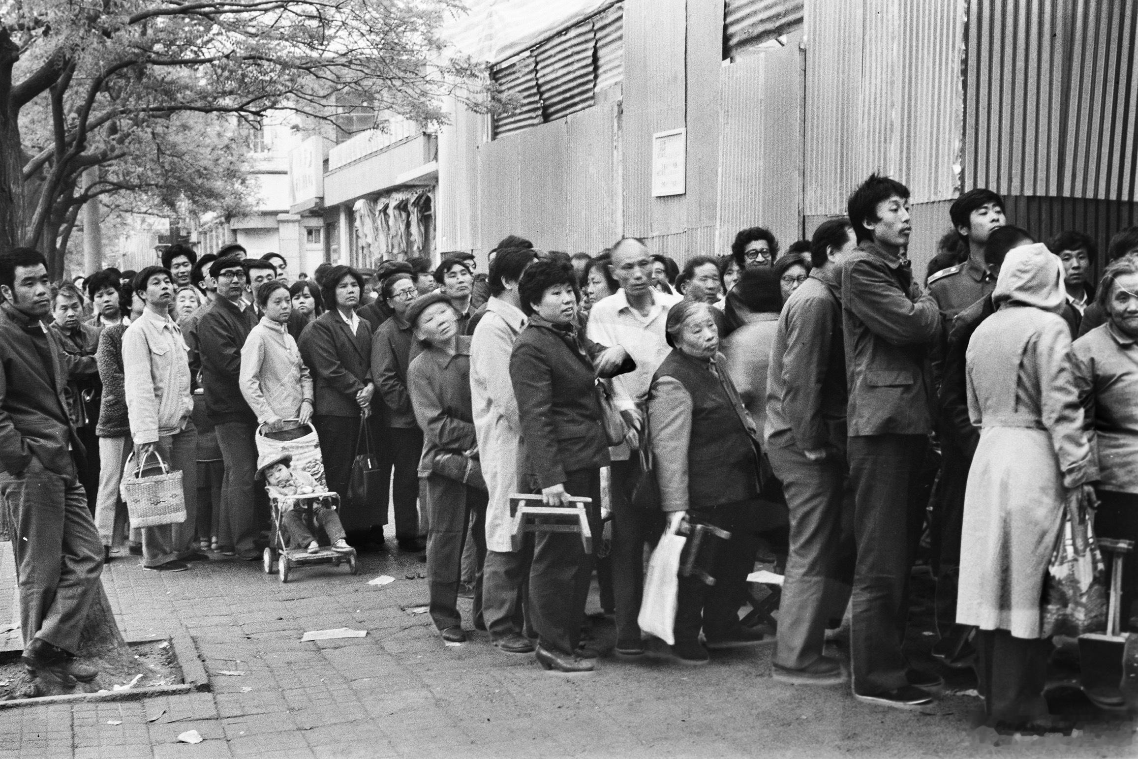 【边走边拍】供不应求/西单菜市场排队的人——1988.04.30北京 