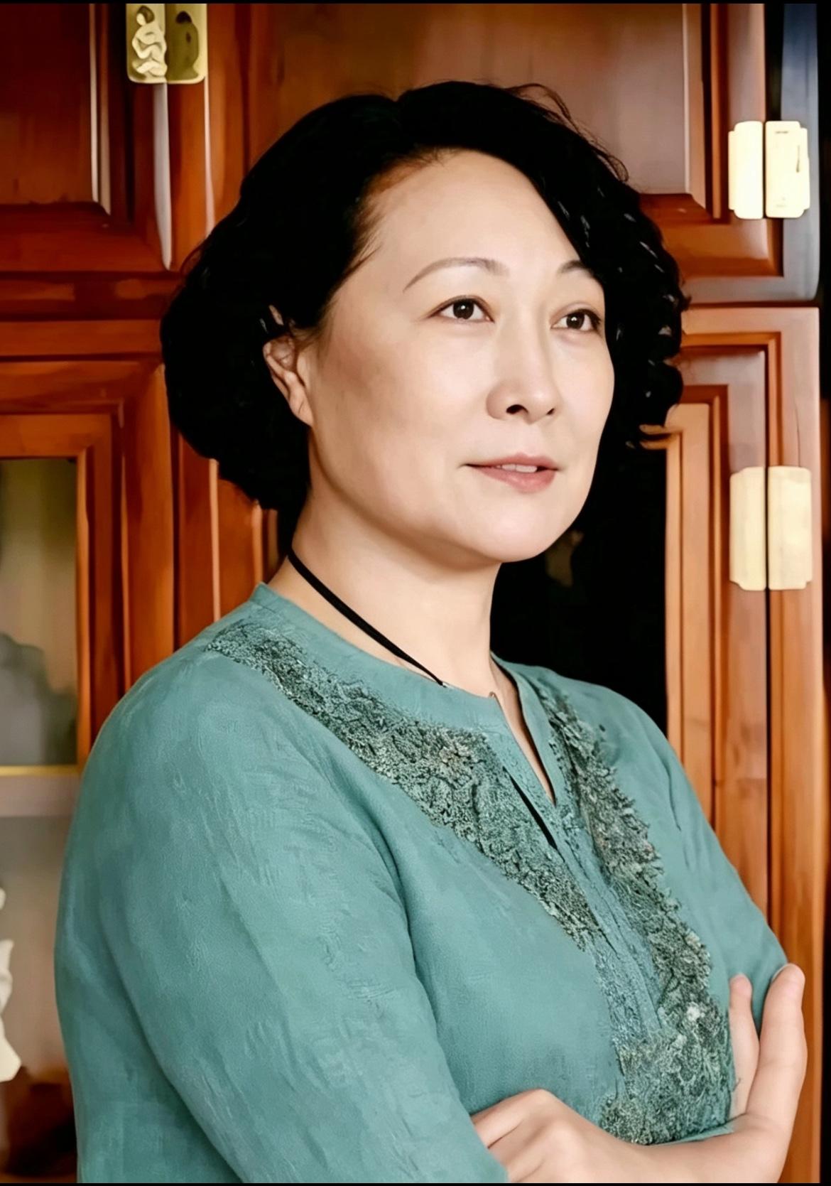 她曾是中国女排首任队长，如今70岁了，养鸡种菜，平淡生活，安享晚年，这才是真正人